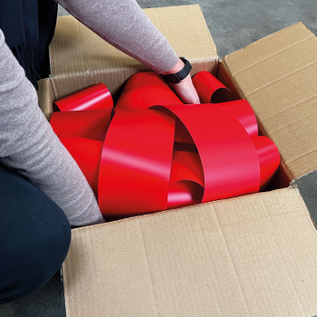 Geschenkschleife im Karton