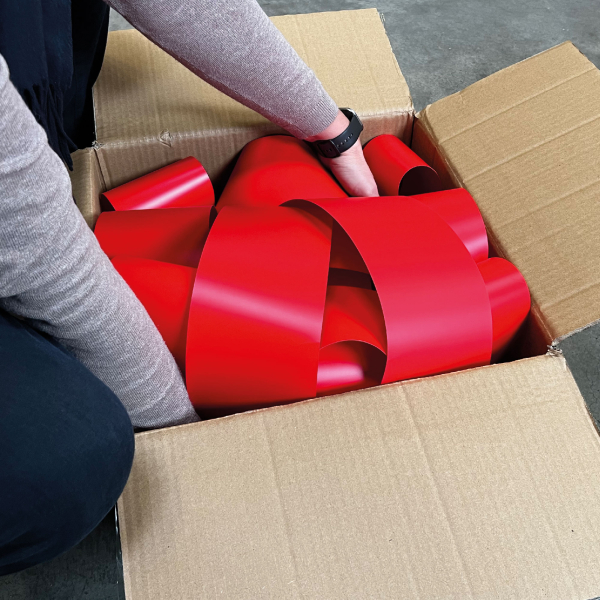 Geschenkschleife im Karton
